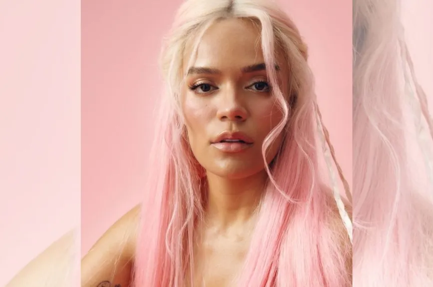 Karol G con cabello rosa.jpg