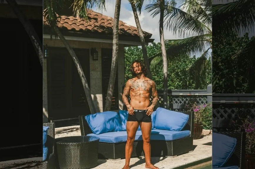 Maluma posando.jpg