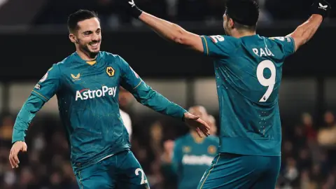 Raúl Jiménez celebra con Pablo Sarabia