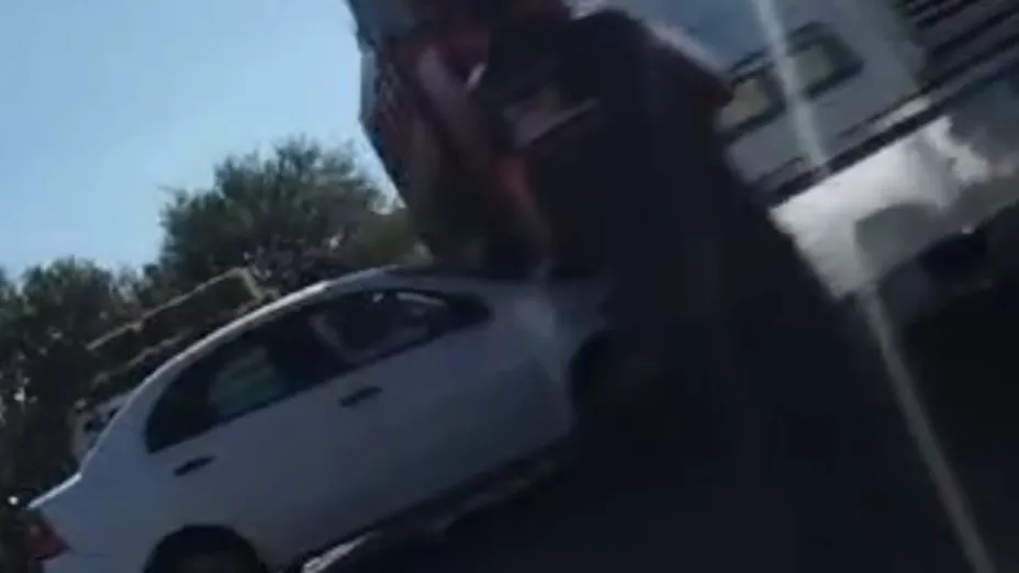 Auto incrustado en camión de volteo en carretera libre a Celaya, Los Ángeles Corregidora