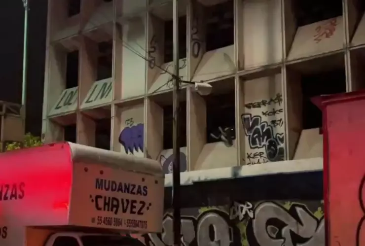 Incendio consume un edificio abandonado y pone en riesgo casas vecinas en Cuauhtémoc, CDMX