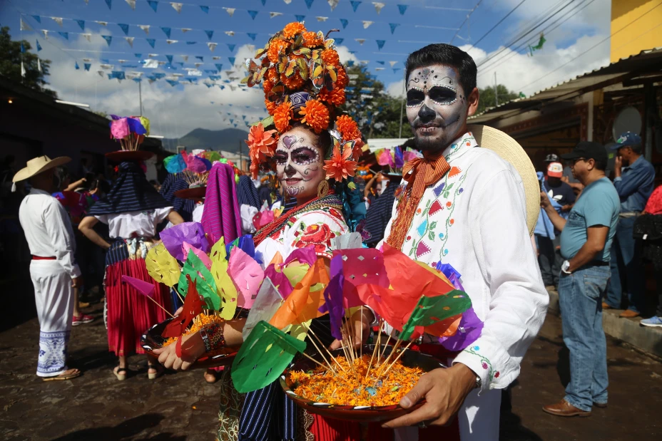 MORELIA, MICHOACÁN, 21OCTUBRE2018.- Una fiesta de colores y “muerte” se vivió la mañana de este domingo en la tenencia moreliana de Capula, en donde se realizó la octava edición de la Feria Nacional Cultural, Artesanal “Las Calacas de Capula”. Esta tradicional fiesta que ha generado gran expectativa en la entidad y empieza a ser reconocida a nivel nacional, hace honor a la artesanía que más se trabaja en la comunidad: las catrinas o calacas, inspiradas en la Garbancera creación del artista mexicano José Guadalupe Posada.
FOTO: JUAN JOSÉ ESTRADA SERAFÍN /CUARTOSCURO.COM