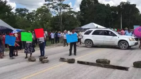 Bloquean entrada a la comunidad de Nicolás Bravo