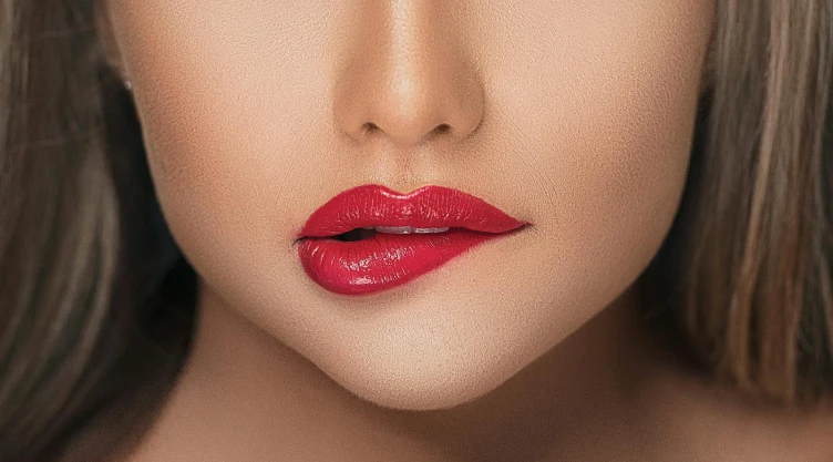 Cómo maquillar el arco de cupido para lucir uno labios carnosos