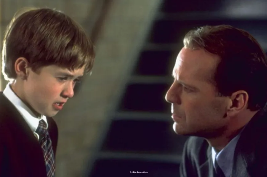 Escena de la película ‘El Sexto Sentido’ (Sixth Sense) con Halley Jeol Osment y Bruce Willis por Azteca 7.