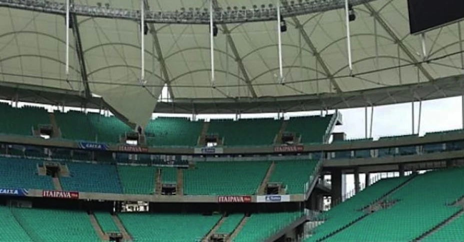 Una sección del techo del Arena Fonte Nova, se colapsó al no resistir el peso del agua acumulada