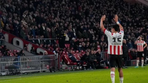 Erick Guti&eacute;rrez celebra un gol con el PSV