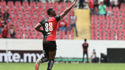 Julian Qui&ntilde;ones celebra un gol con el Atlas