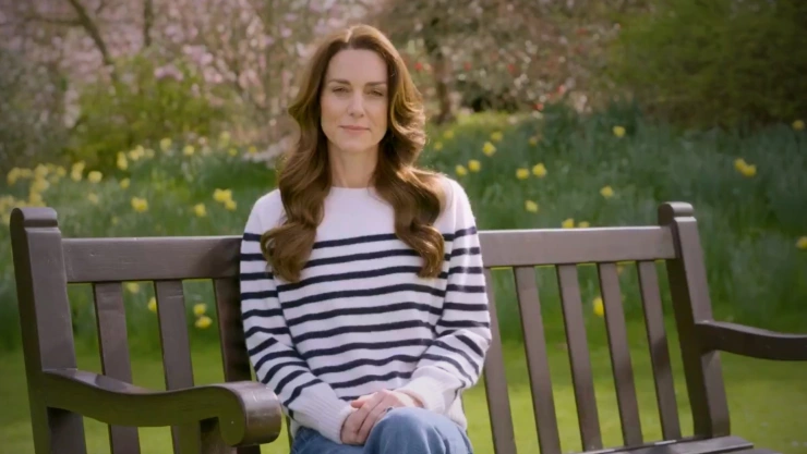 La princesas de Gales, Kate Middleton sentada en una banca del patio de su casa