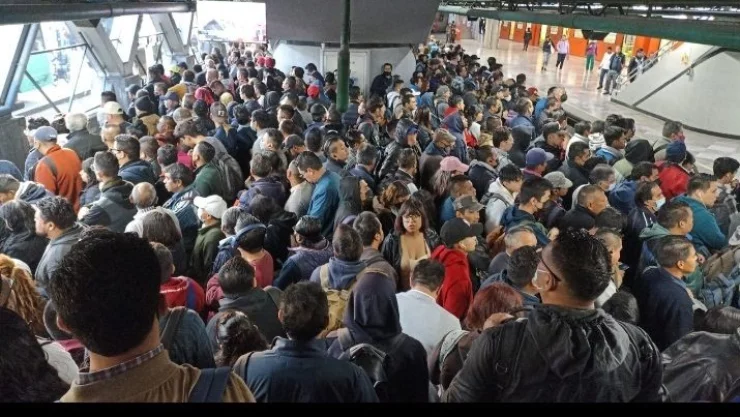 Metro CDMX hoy: Retrasos de hasta 20 minutos y afluencia máxima
