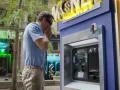 Guy se hace acreedor de mucho dinero ¡Sorprendente! Puede comprar sus tenis de ensueño.