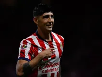Alan Pulido celebra con Chivas