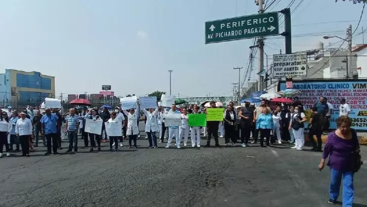 Trabajadores del sector salud protestan y bloquean vialidades en Edomex por su decadencia.jpg