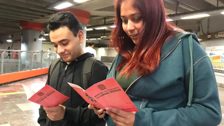 Reparten en el Metro folletos con poema Náhuatl