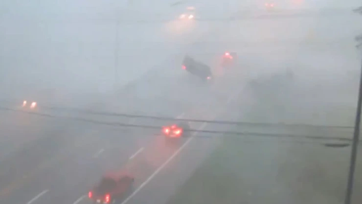 TORMENTA vuelca un auto en plena autopista de Ohio