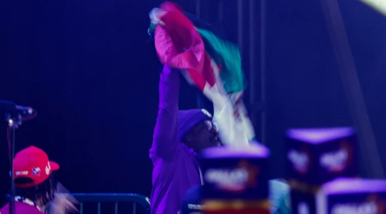 Manifestante con bandera de México interrumpe discurso de JD Vance