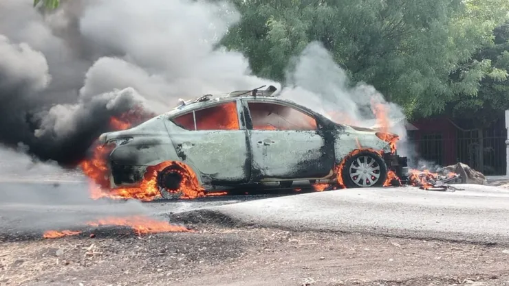 Tierra Caliente bajo fuego: Pánico por incendio de camiones y autos en Michoacán