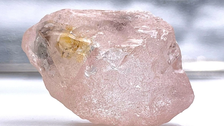 Encuentran diamante rosa en Angola.