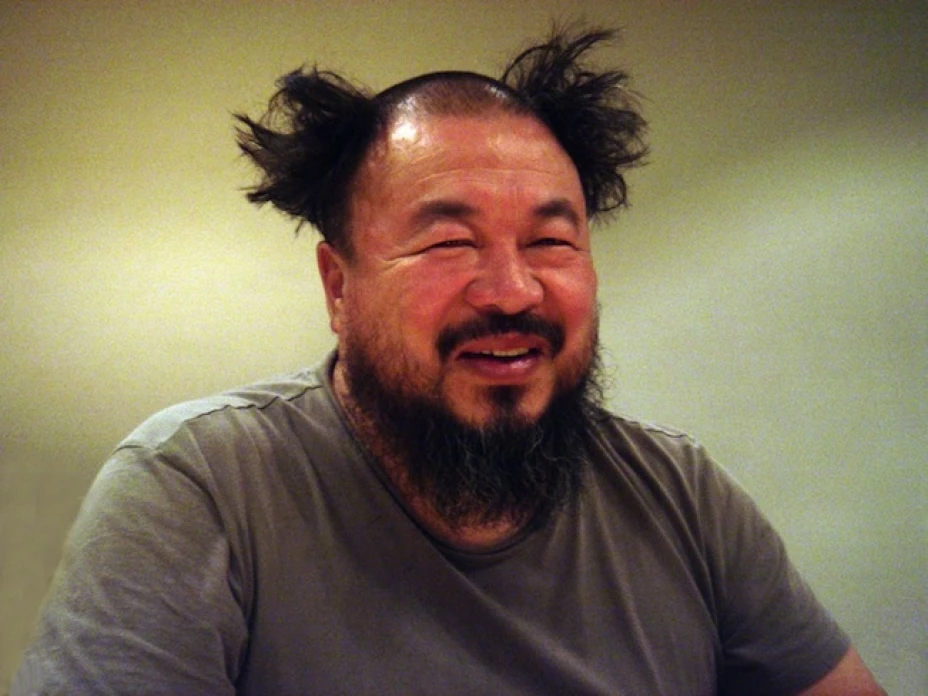 Ai Weiwei saca a relucir su sentido de crítica combinado con humor en su nuevo video “Dumbass”