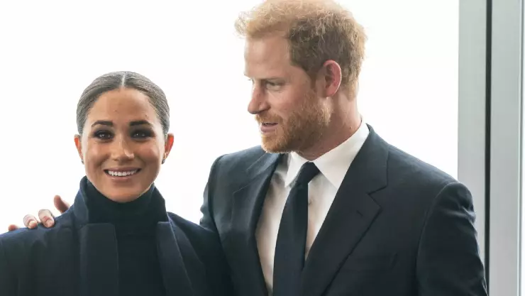 El principe Harry junto a su hermosa mujer Meghan Markle posan en una fotografía