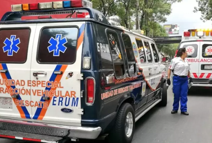 Mujer sufre aparatosa volcadura; termina prensada entre fierros tras fuerte choque en Circuito Interior en CDMX