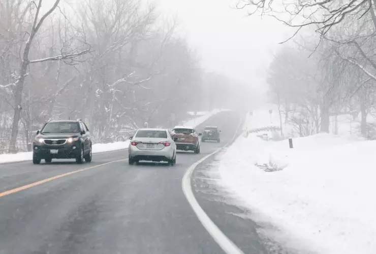 Vehículos sobre carretera nevada