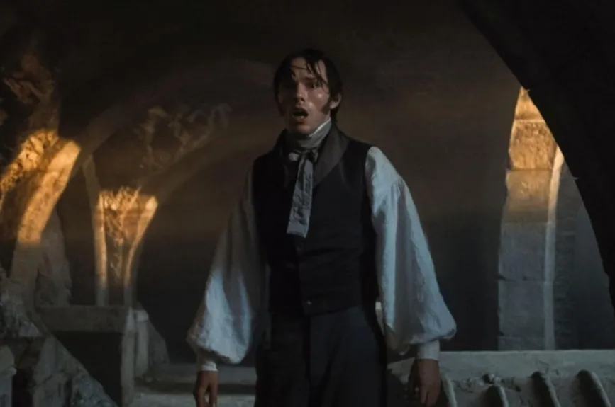 “Nosferatu”, dirigida por Robert Eggers, es una nueva adaptación del clásico de terror. Ambientada en el siglo XIX, la película presenta un vestuario gótico y sombrío, diseñado por Lisy Christl. El vestuario se destaca por sus detalles oscuros y complejos, fusionando elementos históricos con toques de fantasía oscura.
Crédito: Universal Pictures