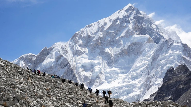 Montañistas y excursionistas se dirigen hacia el campamento base del Everest desde Lobuche en el distrito de Solukhumbu, también conocido como la región del Everest.