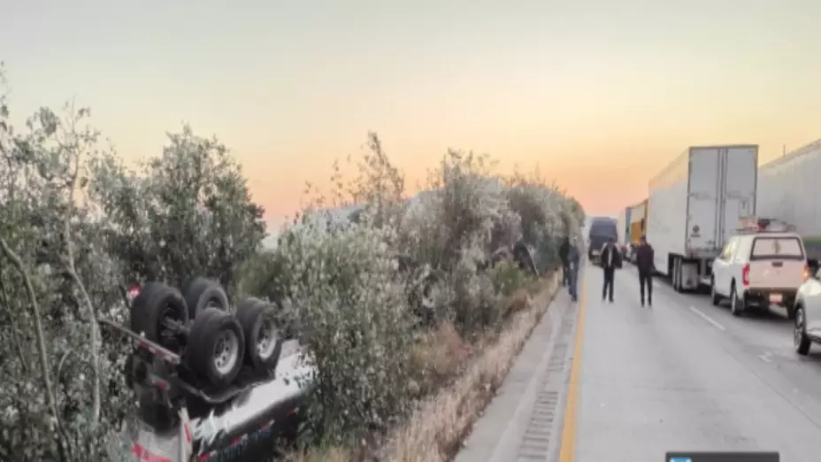 Accidente carretera México-Querétaro HOY: Cierre parcial aparatosa volcadura de pipa