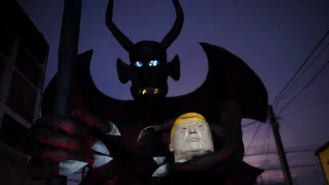 Piñatas de Trump se observan durante la “Quema del Diablo” en Guatemala