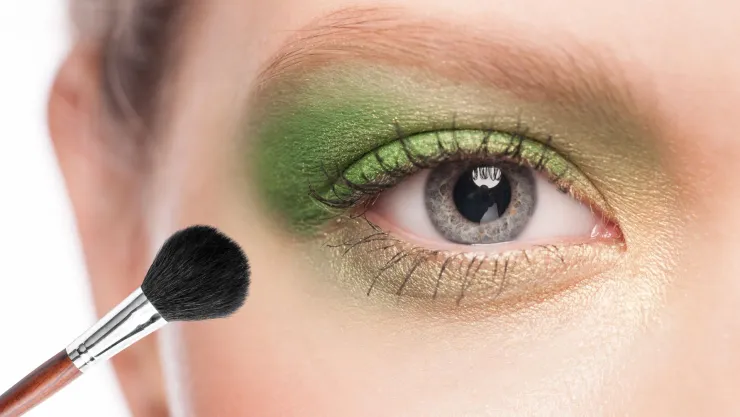 Cómo maquillar los ojos con sombra verde con la técnica de principiantes