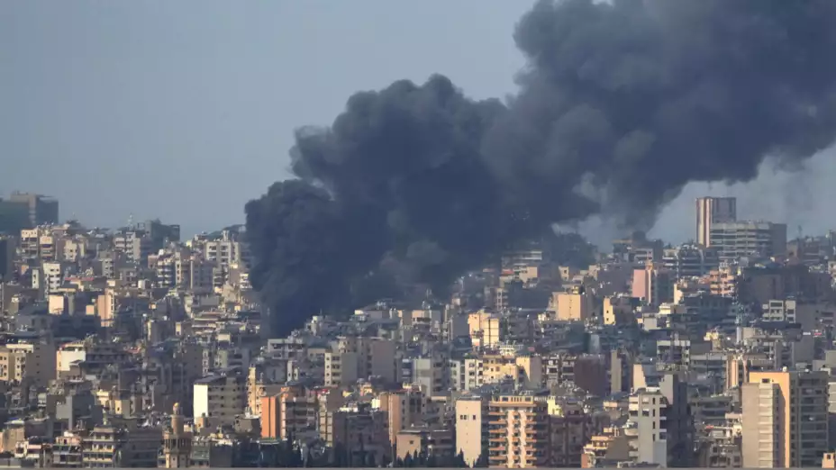 Daños a edificios en Beirut tras un bombardeo israelí.