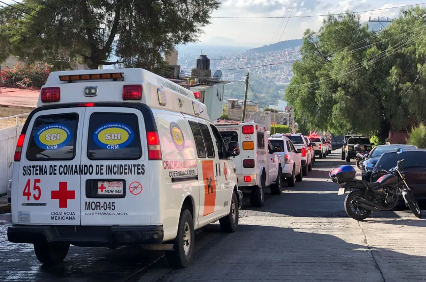 Además, decenas de voluntarios apoyaron con palas, picos y cubetas para remover las rocas sólidas que están encima de las casas afectadas.