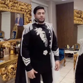 Richard Millán da el Grito en estrafalario traje.