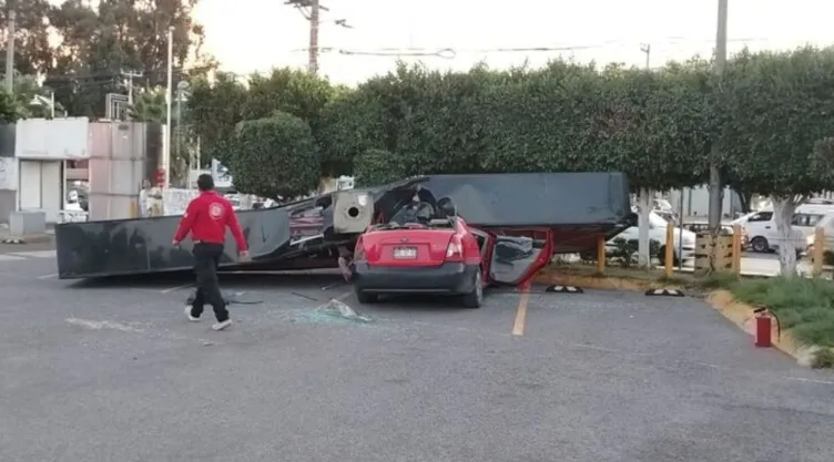 Espectacular cayó sobre un auto en Coacalco, Estado de México.