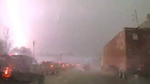 Rayo impacta poste de energía y cierra autopista en Mount Pleasant