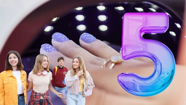 5 diseños elegantes en tendencia 2026 de uñas acrílicas cortas para niñas de 15 años