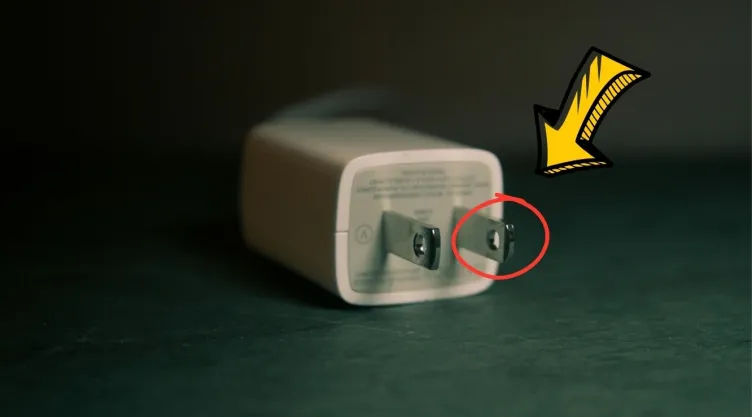 Para qué sirven los agujeros que tienen las clavijas de los enchufes; esta es la explicación científica