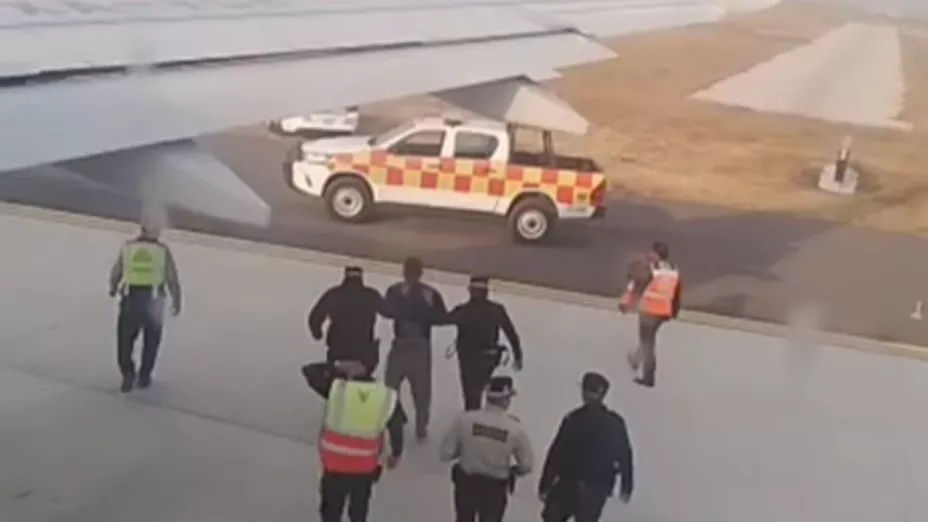 VIDEO FUERTE | Hombre se arroja a la pista e intenta subir a la turbina de un avión en el Aeropuerto Internacional de Guadalajara