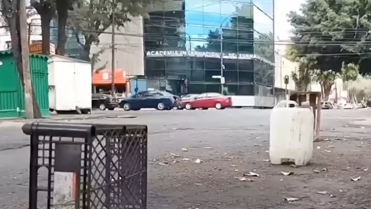 Franeleros de la CDMX operan colocando botes y cajas para apartar lugares en la calle.