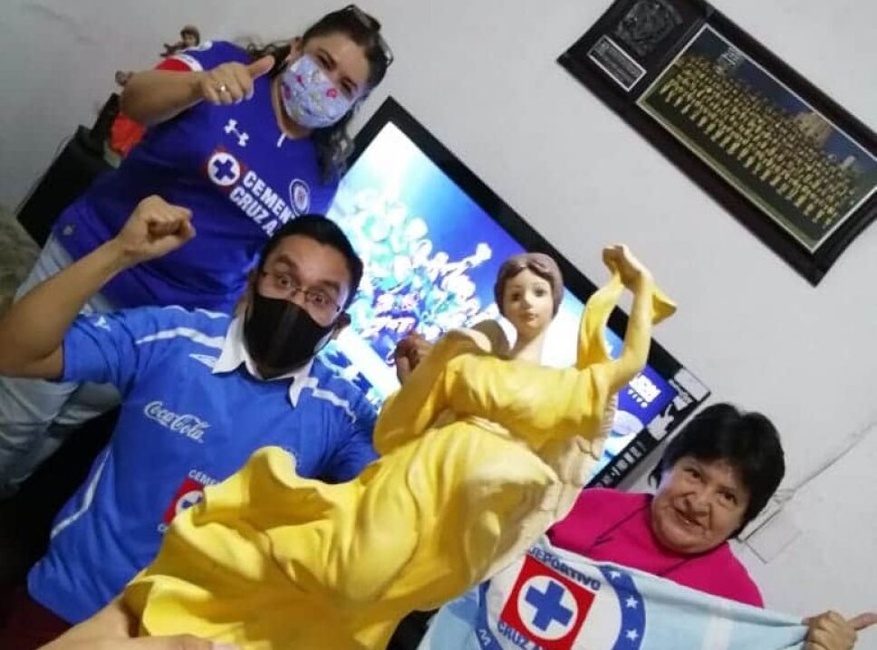 Festejan aficionados del Cruz Azul