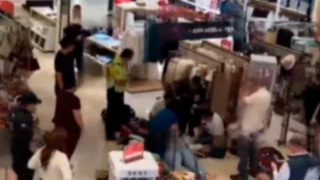 VIDEO | ¡Imágenes fuertes! Mujer muere al interior de una plaza comercial en Aguascalientes; recibió reanimación RCP