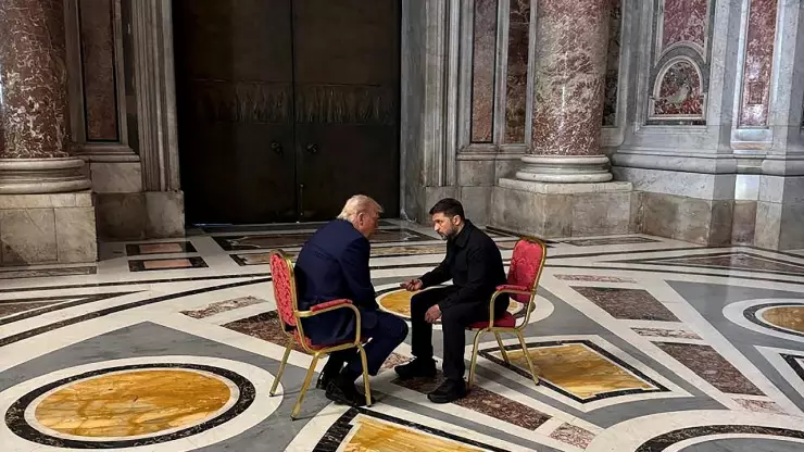 Donald Trump y Volodimir Zelenski se reúnen en el Vaticano en busca de paz.