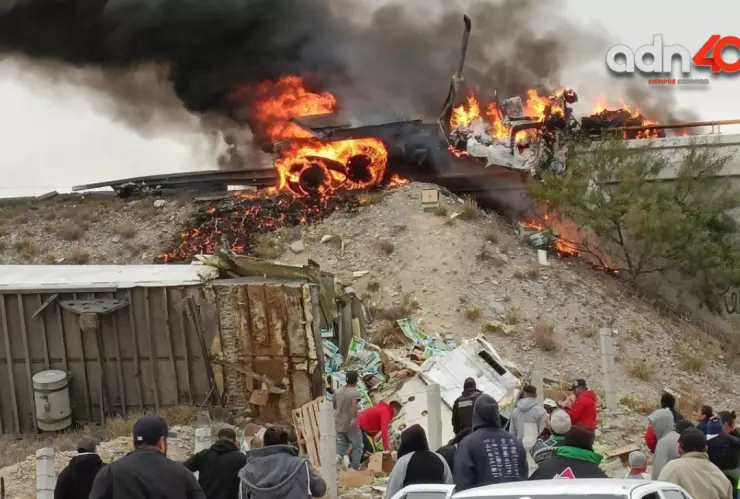 Un tráiler que transportaba cajas de peras volcó en Ramos Arizpe, Coahuila, lo que provocó la rapiña