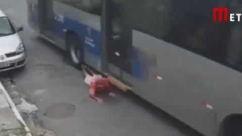 Video ¡Le pasó por encima! Conductor de autobús atropella a abuelito