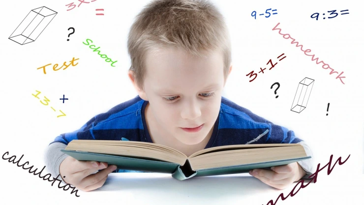 Niños genio leyendo