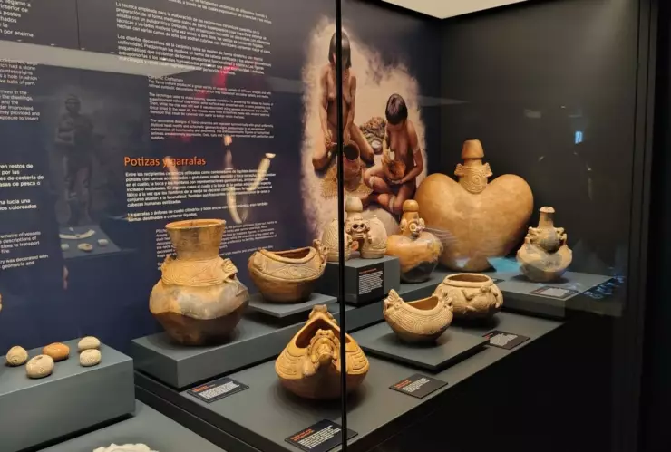 Fragmentos taínos de barro y piedra en la Casa del Cordón reviven una cultura ancestral que sigue latente en el Caribe moderno.