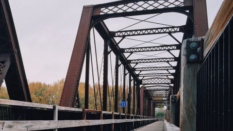 Pareja muere al caer de un puente peatonal en Colombia.