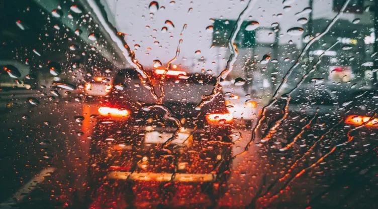 ¿Qué cubre el seguro de auto si se daña por lluvias o inundaciones?