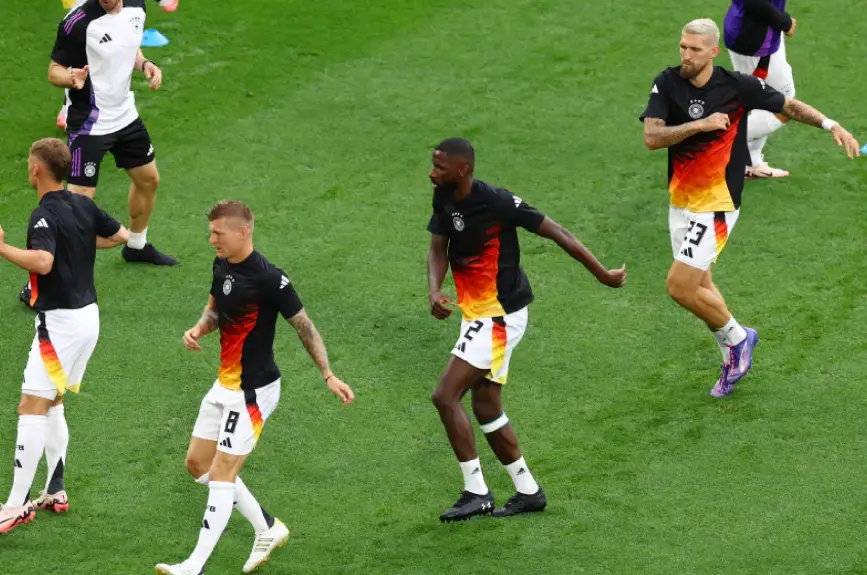 Calentamiento de Alemania para su partido en contra de Dinamarca.jpg